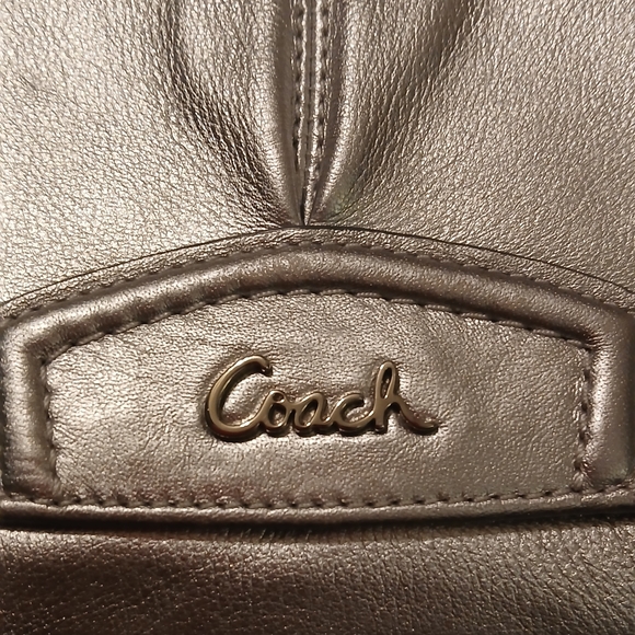 β¨ Coach Metallic Silver Leather Wristlet | Classic & Chic β¨ - Picture 5 of 12